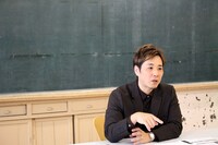 取材に応じるライセンス藤原