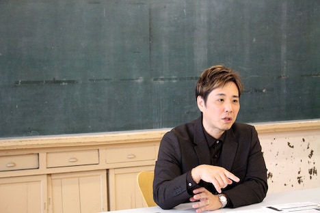 取材に応じるライセンス藤原