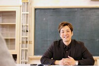 取材に応じるライセンス藤原