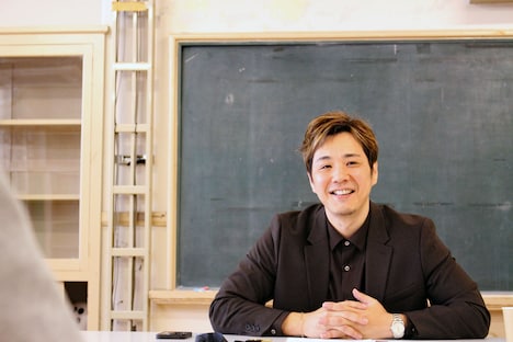 取材に応じるライセンス藤原