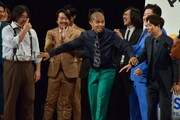 「マイナビ Laughter Night 第10回チャンピオンLIVE」で芸人たちの小競り合いをセンチネル・トミサットが仲裁するワンシーン