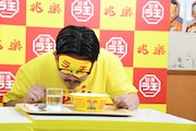 「日清ラ王 兆楽監修広東麺」の香りをかぐ、オズワルド伊藤
