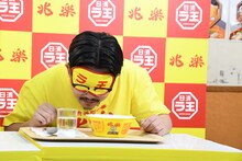 「日清ラ王 兆楽監修広東麺」の香りをかぐ、オズワルド伊藤
