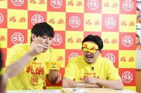 猫舌の伊藤に「日清ラ王 兆楽監修広東麺」を食べさせるため、ふーふーしてやるオズワルド畠中（左）