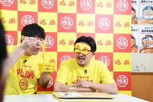 しっかりふーふーするオズワルド畠中（左）