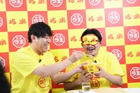 伊藤に「日清ラ王 兆楽監修広東麺」を食べさせてやるオズワルド畠中（左）