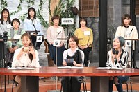 「淳と言いたい女～私たち納得するまで買いません～」に「言いたい女」として出演するぱーてぃーちゃん信子（手前右）ら