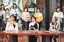 「淳と言いたい女～私たち納得するまで買いません～」に「言いたい女」として出演するぱーてぃーちゃん信子（手前右）ら