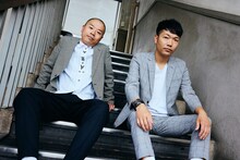 公式本「M-1グランプリ大全2001-2024」より、アキナ