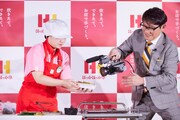「ほっかほっか亭 新CM発表会」でのり弁作りを自らビデオカメラで撮影するずん飯尾