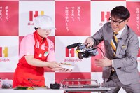 「ほっかほっか亭 新CM発表会」でのり弁作りを自らビデオカメラで撮影するずん飯尾