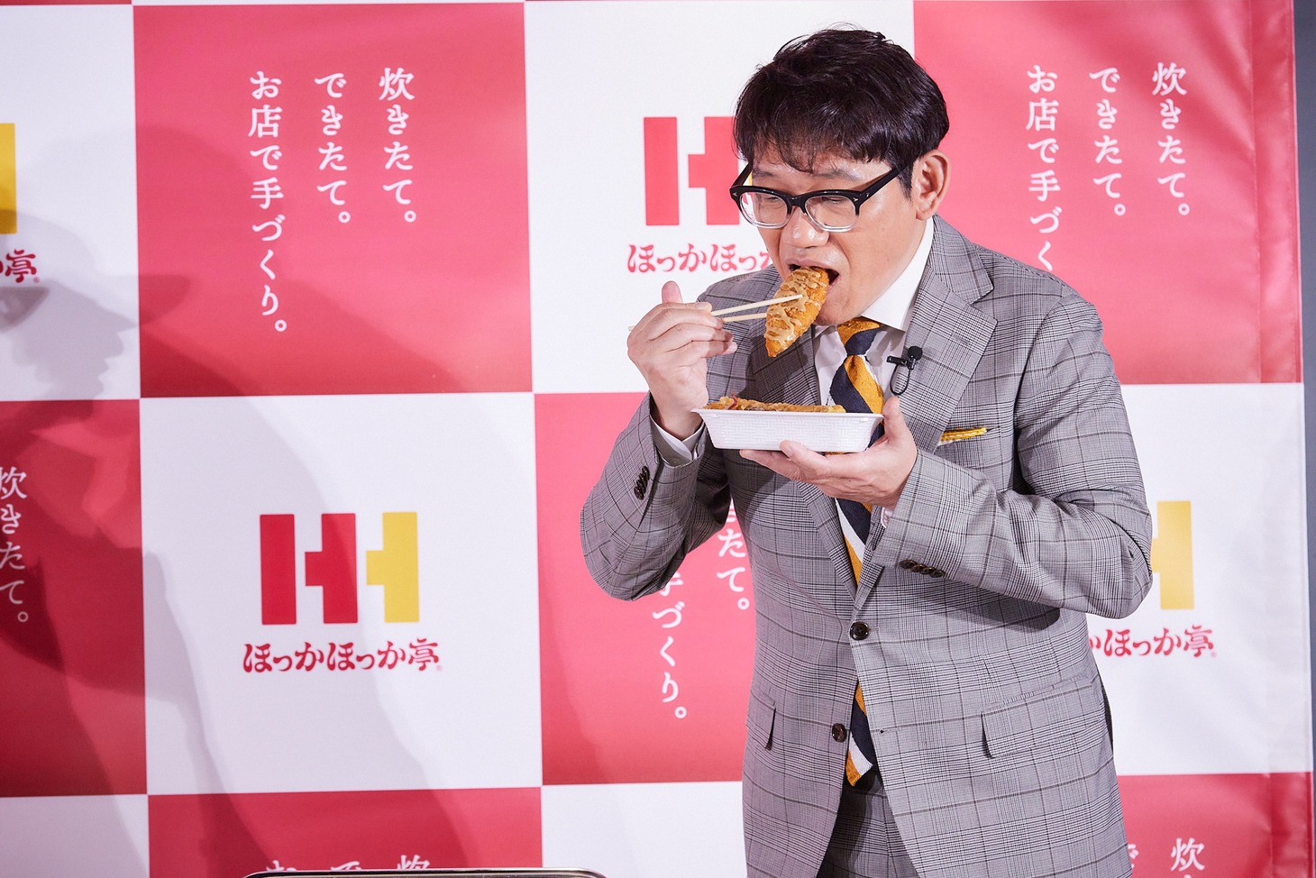 「ほっかほっか亭 新CM発表会」でできたてののり弁当を試食するずん飯尾