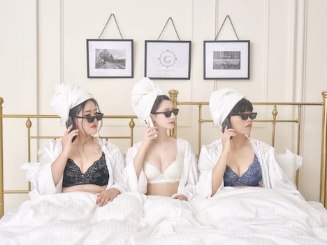 ダレノガレ明美とガンバレルーヤがコラボしたランジェリー「Luxury Floral Bra」のイメージ