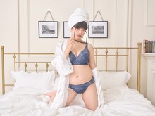 「Luxury Floral Bra」を着用したガンバレルーヤまひる