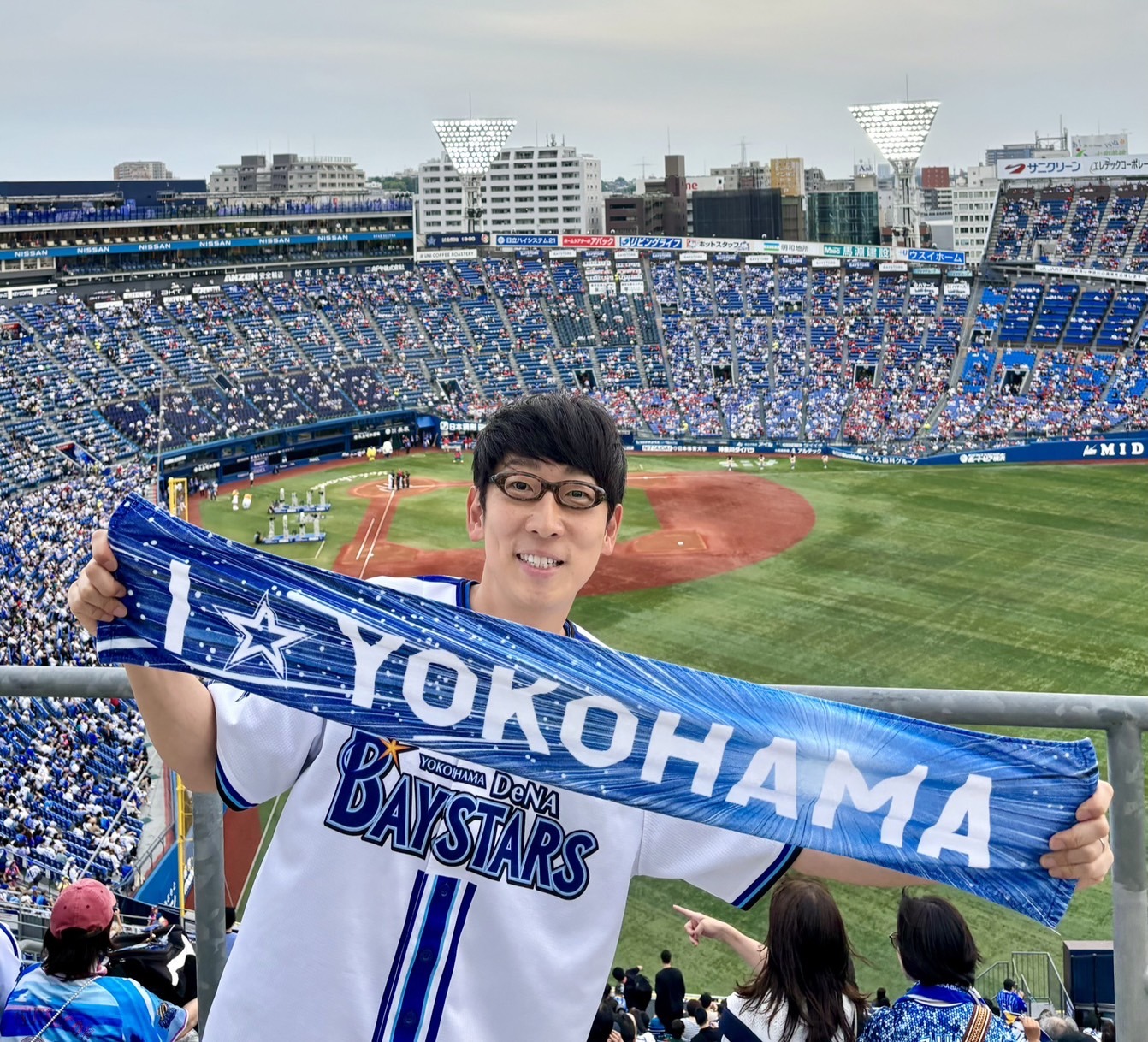 「横浜DeNAベイスターズ ファンフェスティバル2024」でゲストMCを務めるダーリンハニー吉川