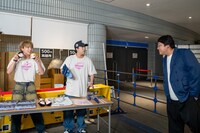 物販で手売りをするFANTASTICSの佐藤大樹と世界