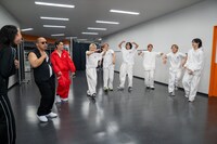 ダンス練習中のEXILE TETSUYAとLIL LEAGUE
