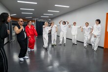 ダンス練習中のEXILE TETSUYAとLIL LEAGUE