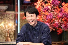 「酒のツマミになる話」に出演するかまいたち濱家