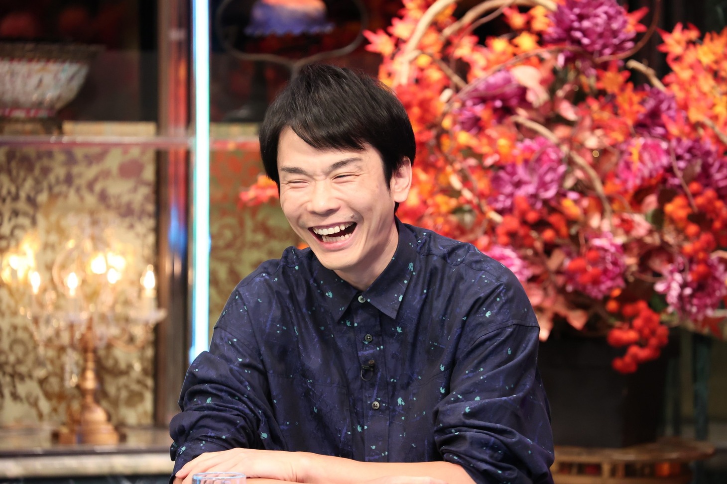 「酒のツマミになる話」に出演するかまいたち濱家