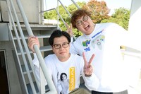 ピースサインのマユリカ