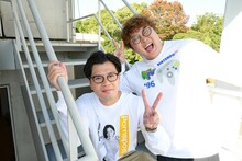 ピースサインのマユリカ