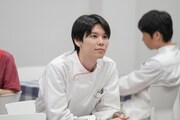 萩原利久扮する、社員食堂の若手調理師・原口尚弥