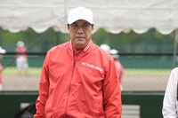 嶋尾康史扮する、星河電器の野球部監督・中村重治
