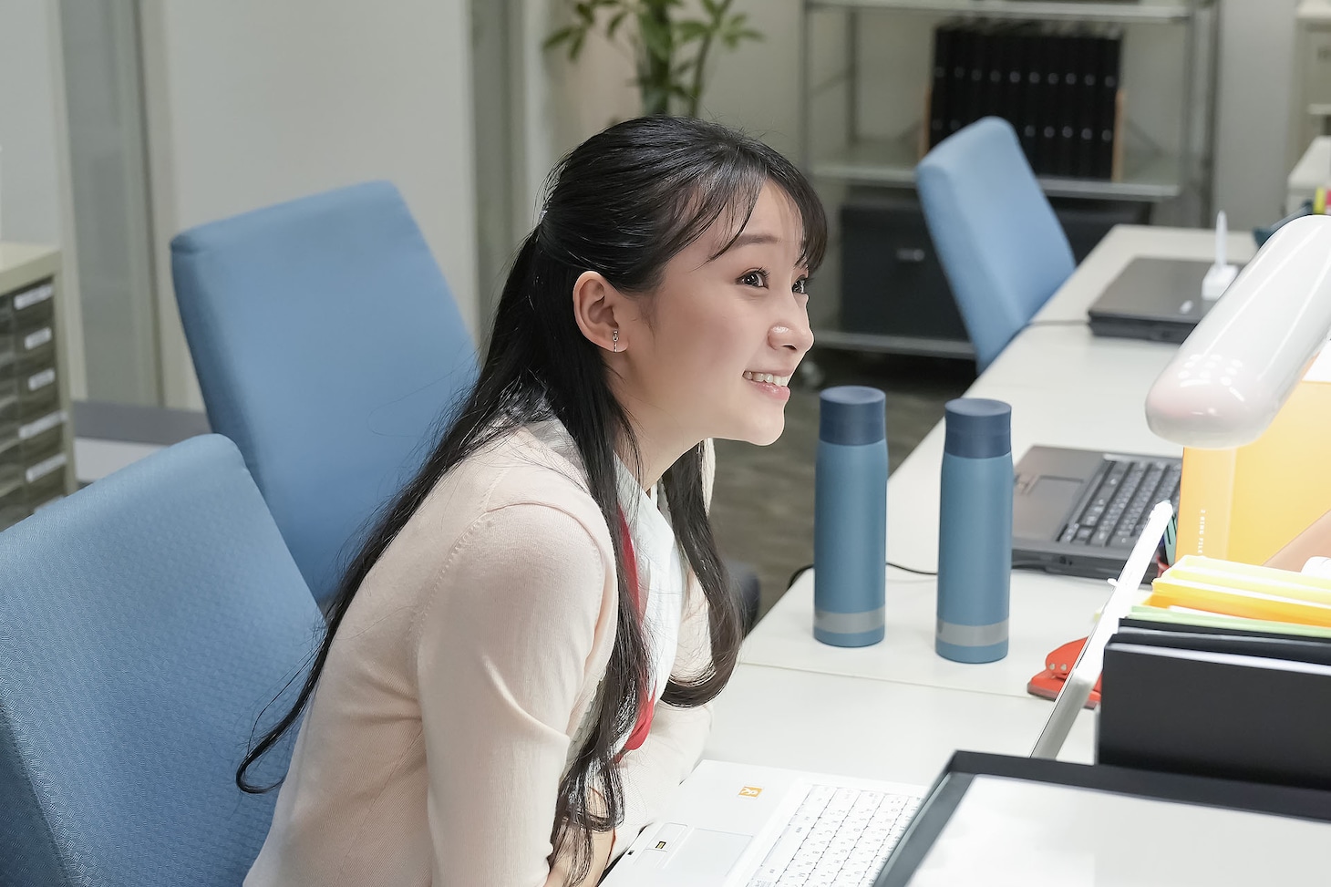 前野えま扮する、総務部社員・田中茜