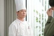 三宅弘城扮する、社員食堂のベテラン調理師・立川周作