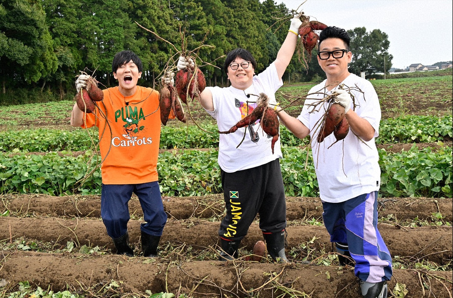 左からタイムマシーン3号、宮川大輔 (c)日本テレビ