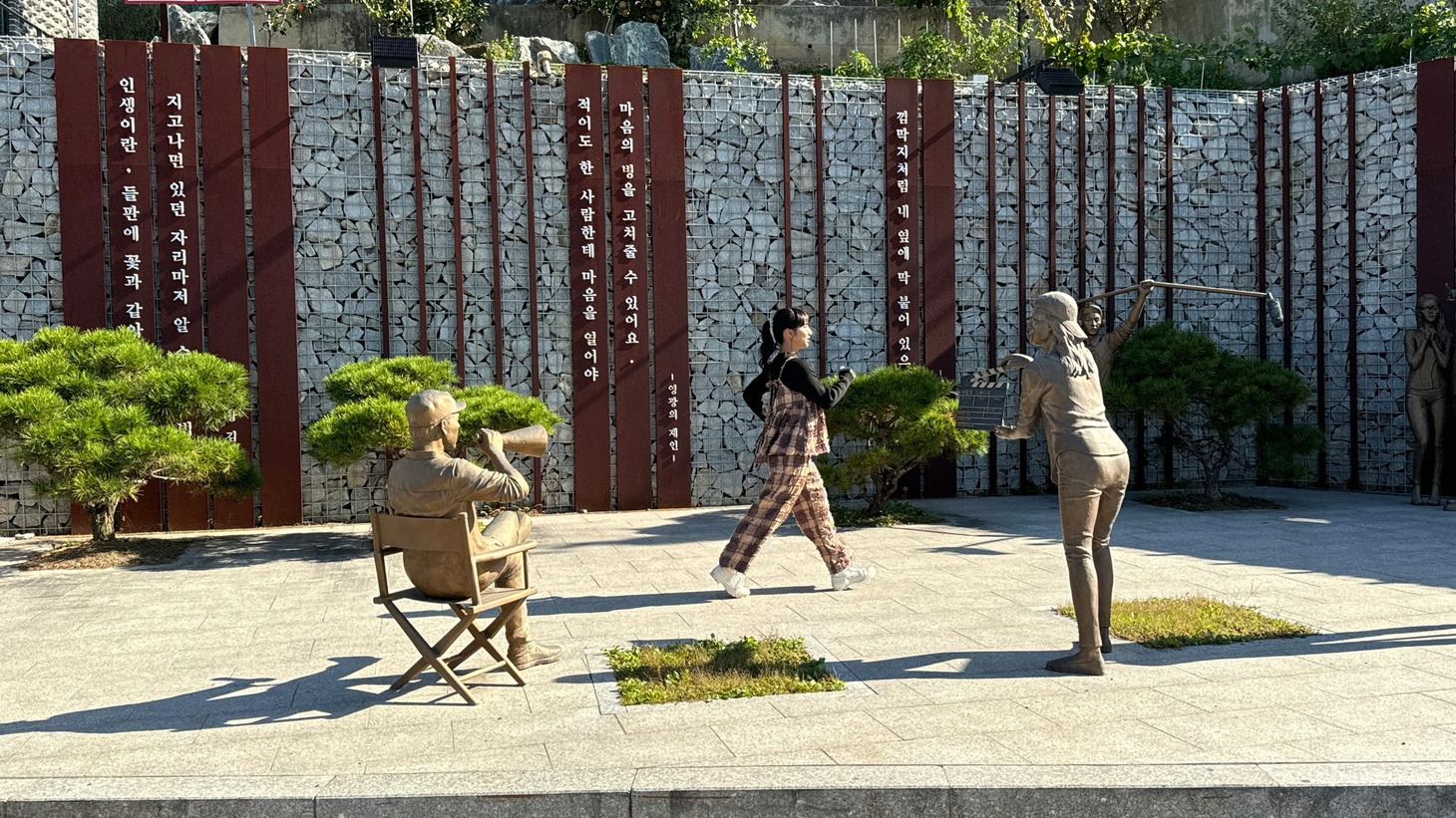 「見取り図＆山之内すずが行く！韓国・朝から晩まで早歩きツアー」のワンシーン