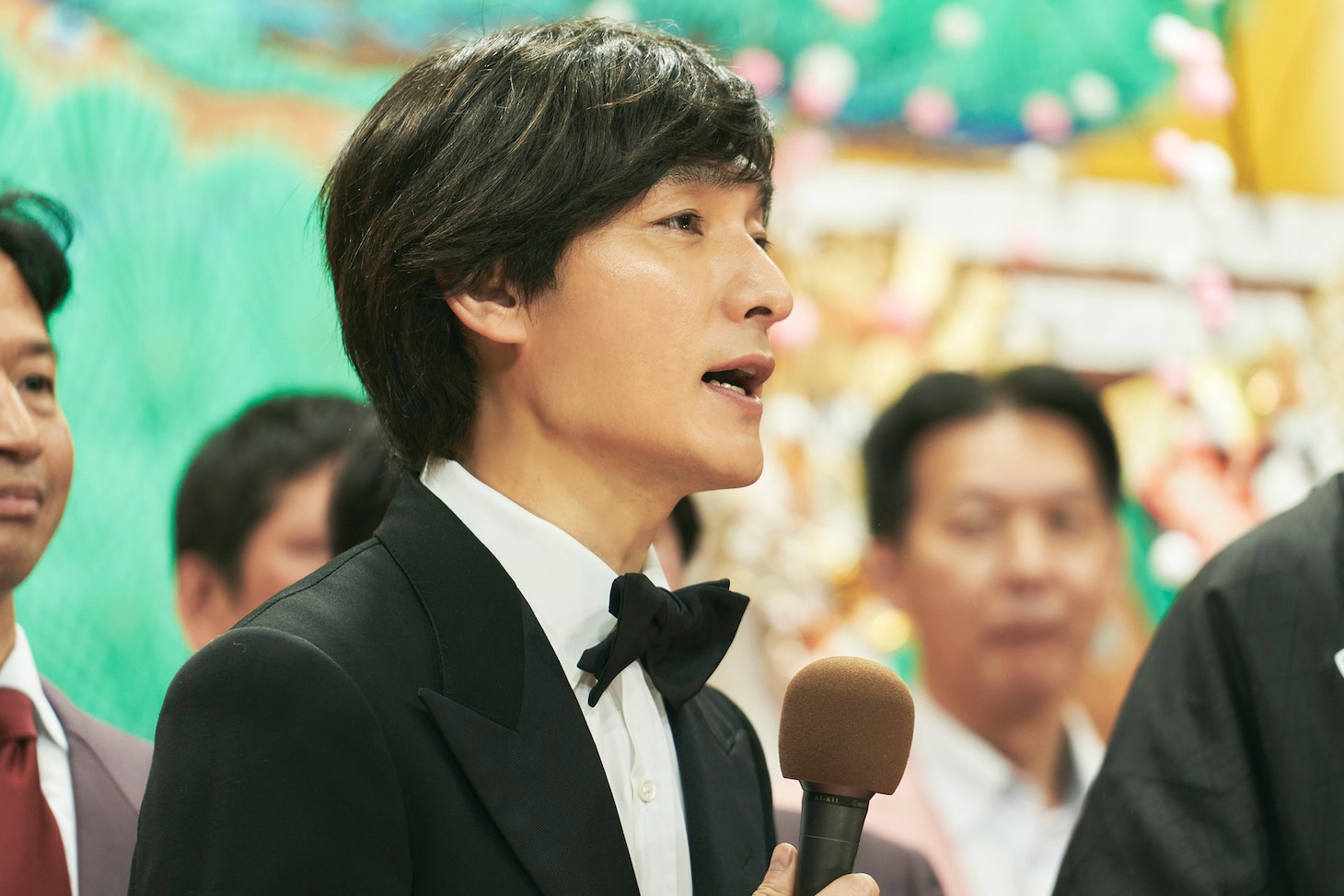 明石家さんまを演じる草なぎ剛。