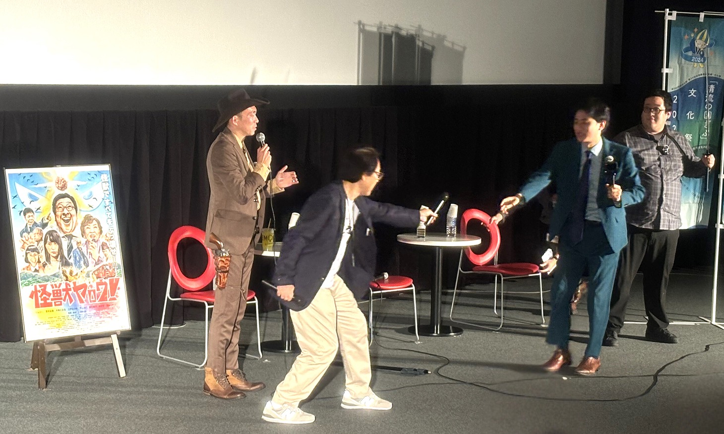 映画「怪獣ヤロウ！」の先行お披露目試写会の様子