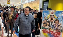 ショッピングモールを練り歩く監督の八木順一朗と春とヒコーキ・ぐんぴぃ