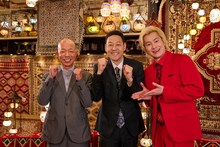 左からバイきんぐ小峠、東野幸治、メイプル超合金・カズレーザー