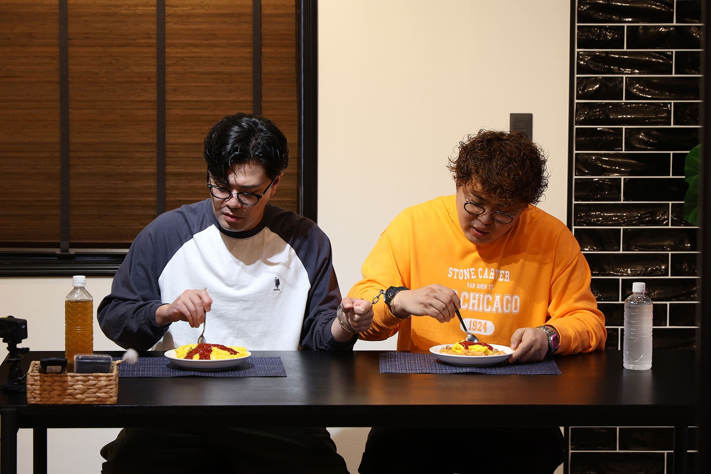 友錠（手錠）で繋がれたままオムライスを食べるマユリカ