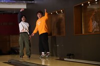 友錠（手錠）で繋がれたままガッツポーズするマユリカ