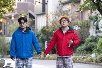 友錠（手錠）で繋がれたまま外出するマユリカ