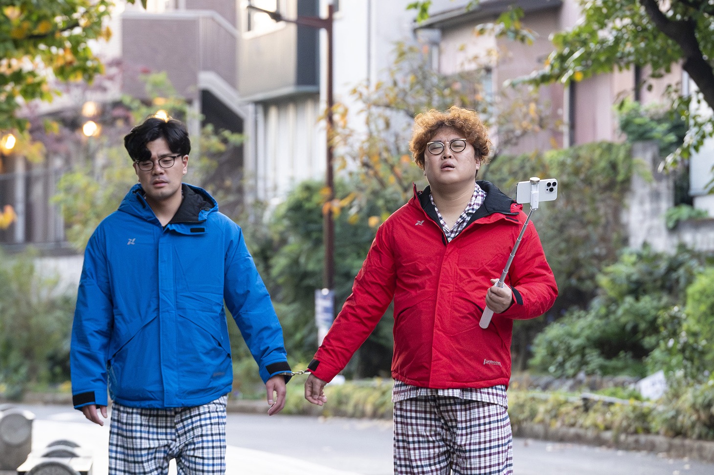 友錠（手錠）で繋がれたまま外出するマユリカ