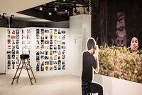「加賀翔 芸人地図 Photo Exhibition」の様子。加賀に撮られている気分になれるフォトスポットも
