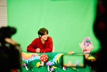 「みんなテレビ」に出演するラランド・サーヤと、サーヤが声を当てるスカン子