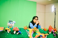 「みんなテレビ」に出演する令和ロマンくるまと、くるまが声を当てるプー太