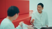明石家さんまが出演するカブ&ピースのCMのワンシーン