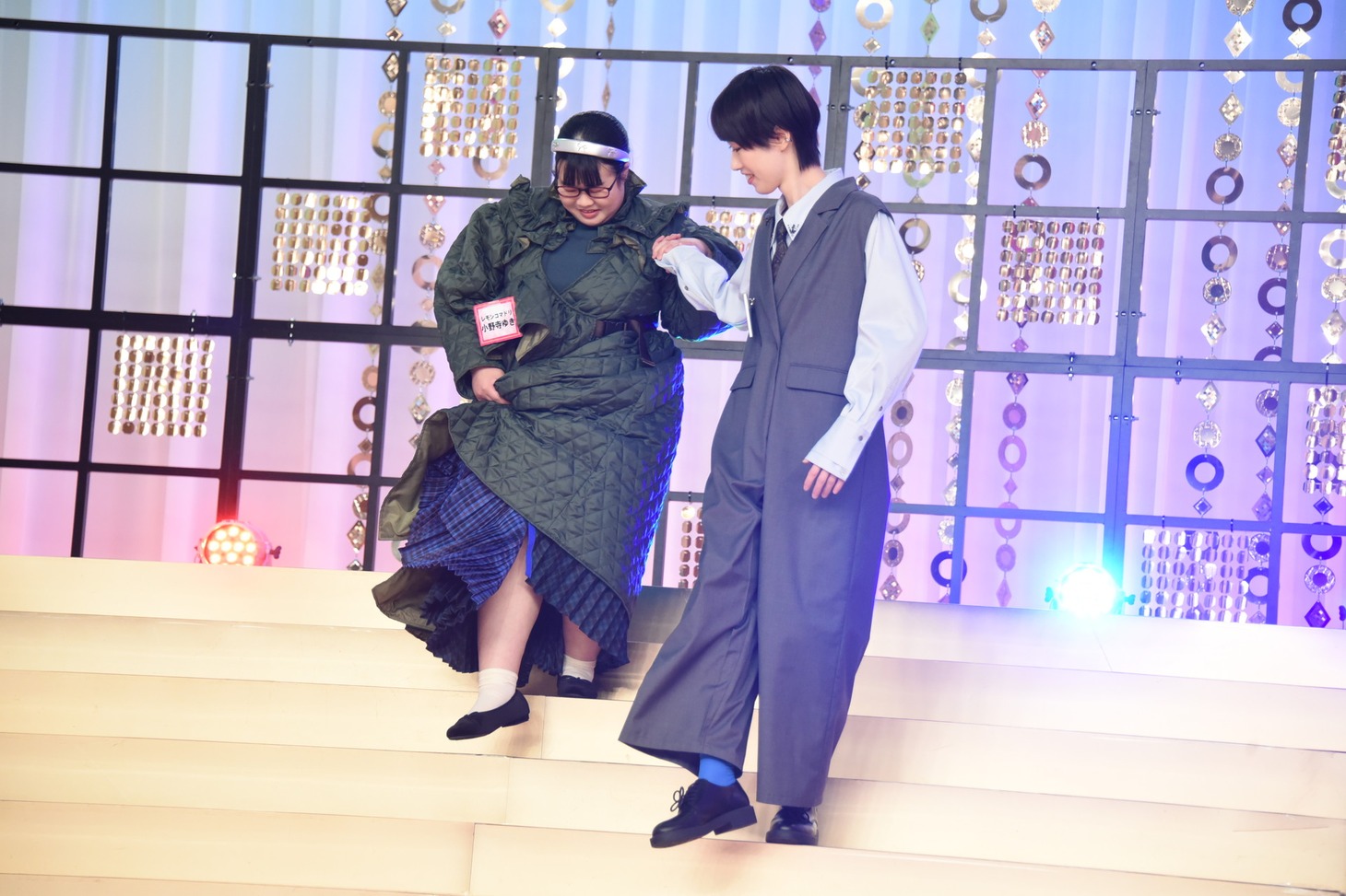 レモンコマドリ。階段を降りる際に梶原が小野寺の手を引いていた