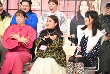 河邑ミクと紺野ぶるまに挟まれて怖がるキンタロー。