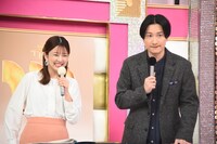 会見の司会を務めた（左から）黒田みゆアナウンサー、相席スタート山添