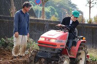トラクターに乗る霜降り明星・粗品