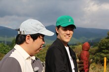 サツマイモを掘る霜降り明星