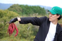 サツマイモを掘る霜降り明星・粗品